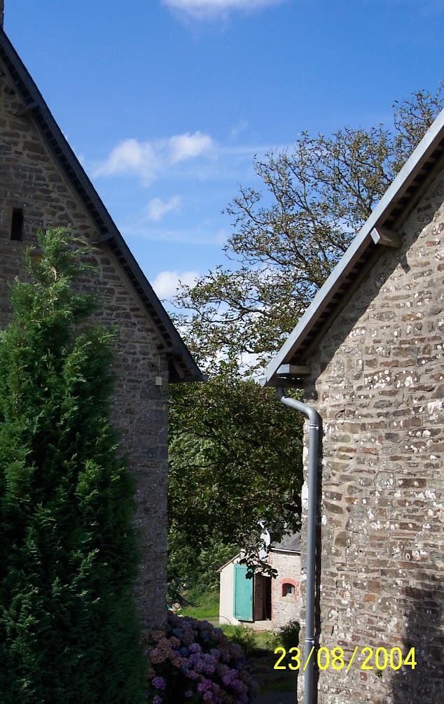 The gap between the main house and old stables before the new apartment was built, August 2004